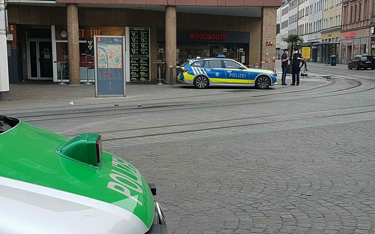 Die Polizei steht am Tag nach der Messerattacke noch vor Woolworth Die Polizei steht am Tag nach der Messerattacke noch vor Woolworth